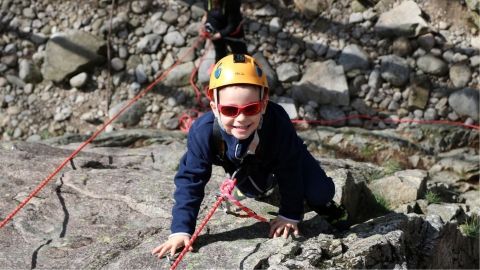 Escalade Falaise famille Ardeche.JPG