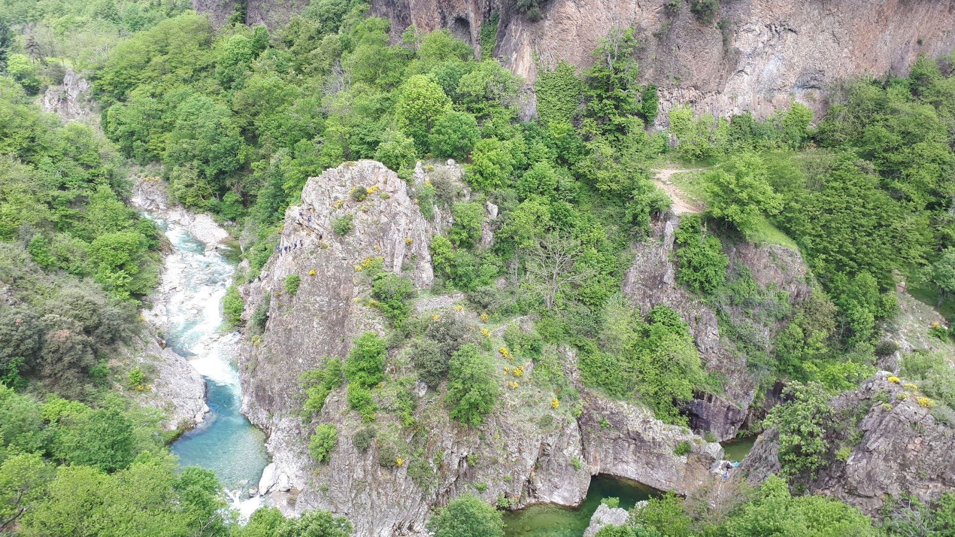 Via ferrata du Pont du Diable en Ardèche face à la Chaussée des géants